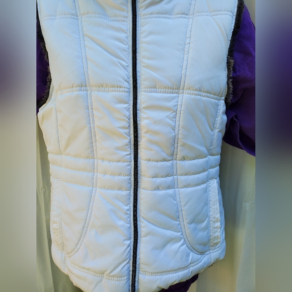 ReversibleThick and Cozy Ladies Puffer / Faux Fur Vest - Picture 7 of 10